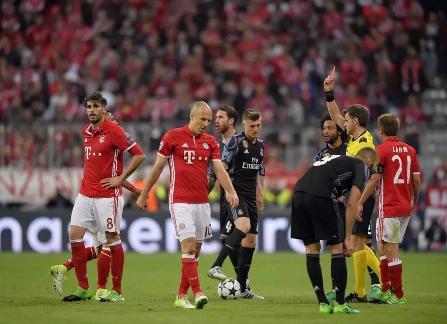 拜仁战平多特蒙德，C罗乌龙送礼欧冠