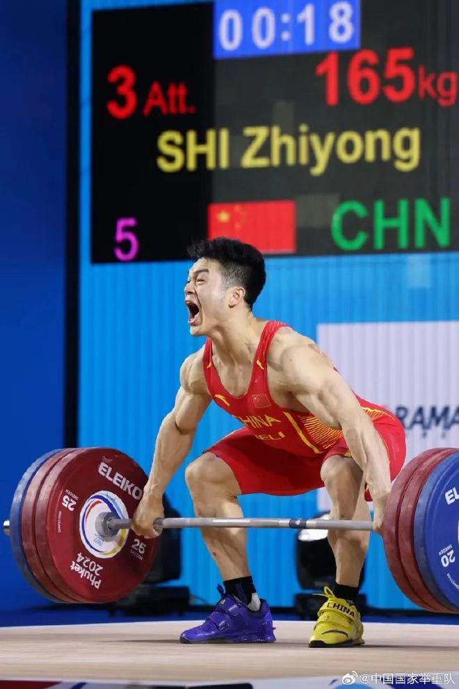 运动员顽强坚持，艰难困境中放光芒